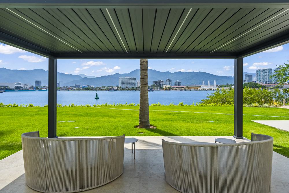 Palapa con sillones frente a la bahía