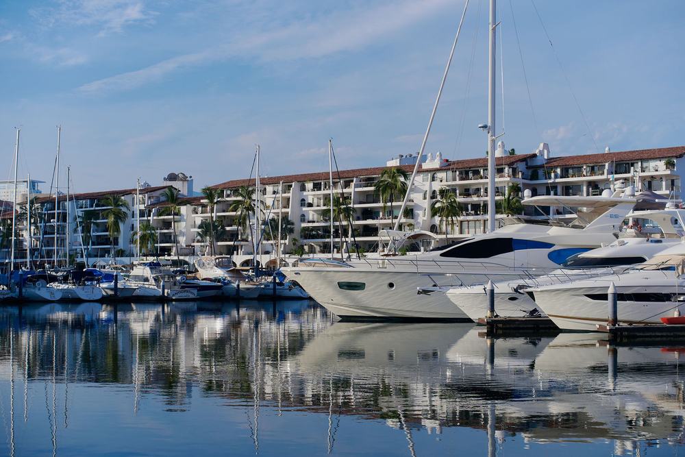 Yates amarrados en la marina de Marina Vallarta