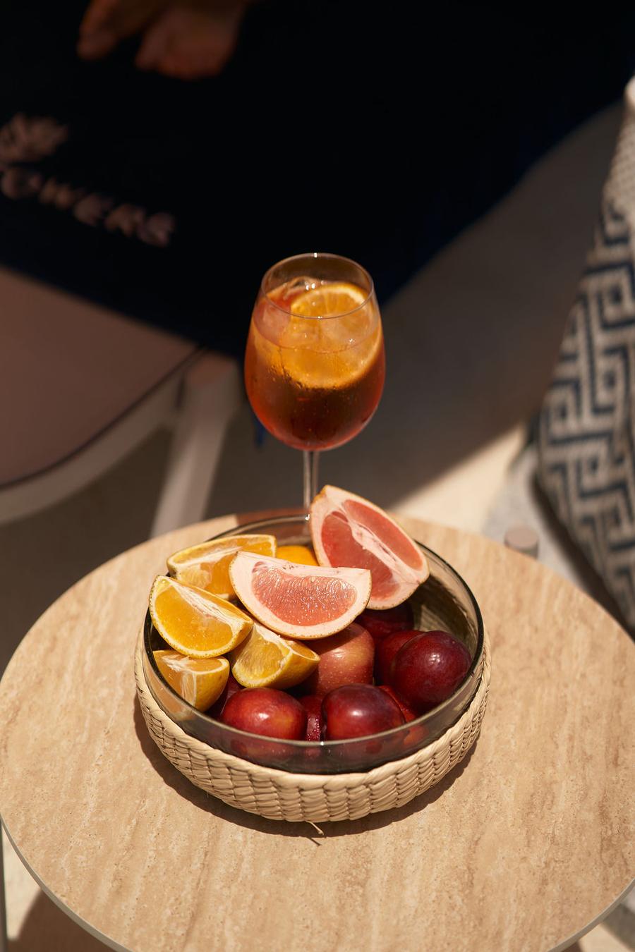 Coctelería y fruta junto a la alberca