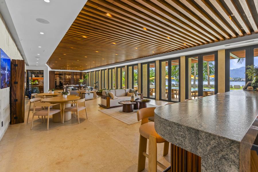 Bar y área de lounge con techo de madera