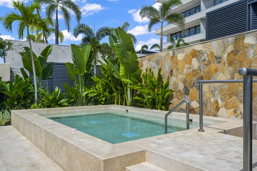 Jacuzzi al aire libre entre jardines tropicales