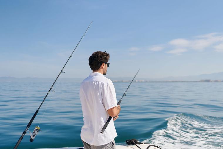Pesca deportiva a bordo frente a la bahía