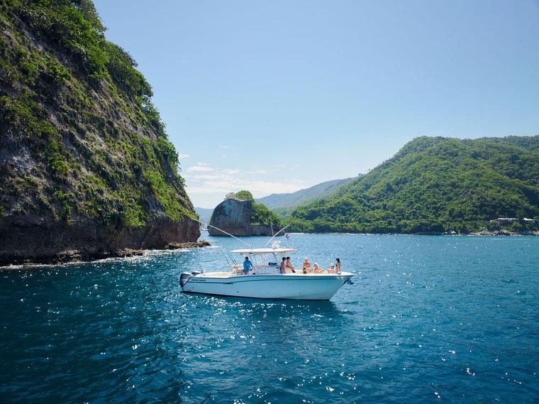 Embarcación fondeada frente a los acantilados de la bahía
