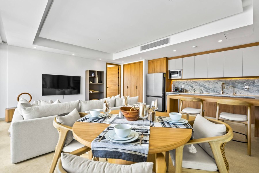 Departamento impecable con la mesa puesta